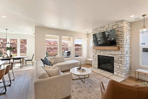 Casa, 5 habitaciones | Zona de estar | Una Smart TV