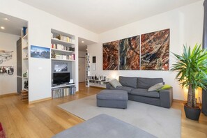 TV - GuestHost - Charming apt with parking! (Torino)