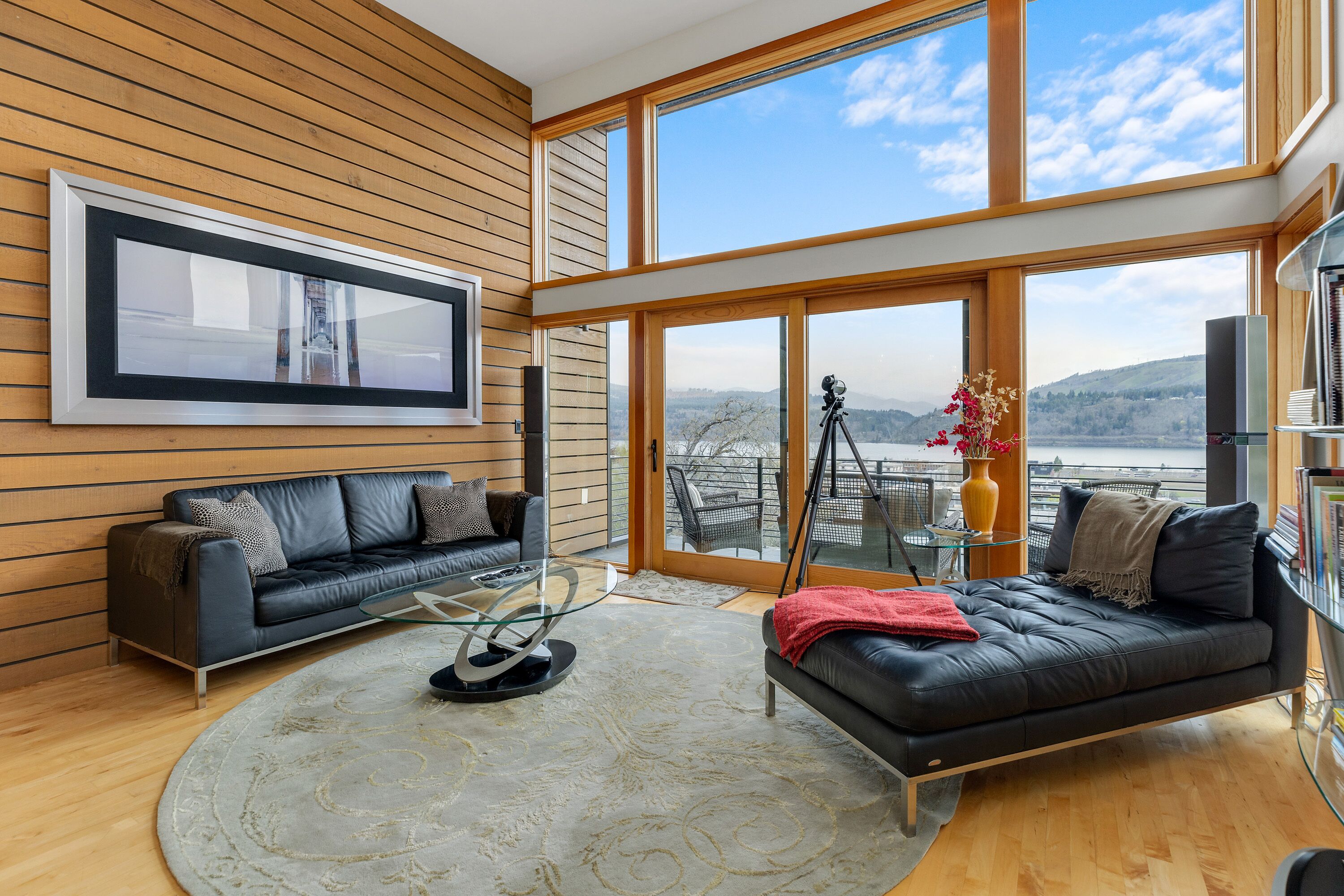 Deluxe 3 Bedroom, w/Columbia River Views in Downtown, sleeps 6, Hot Tub