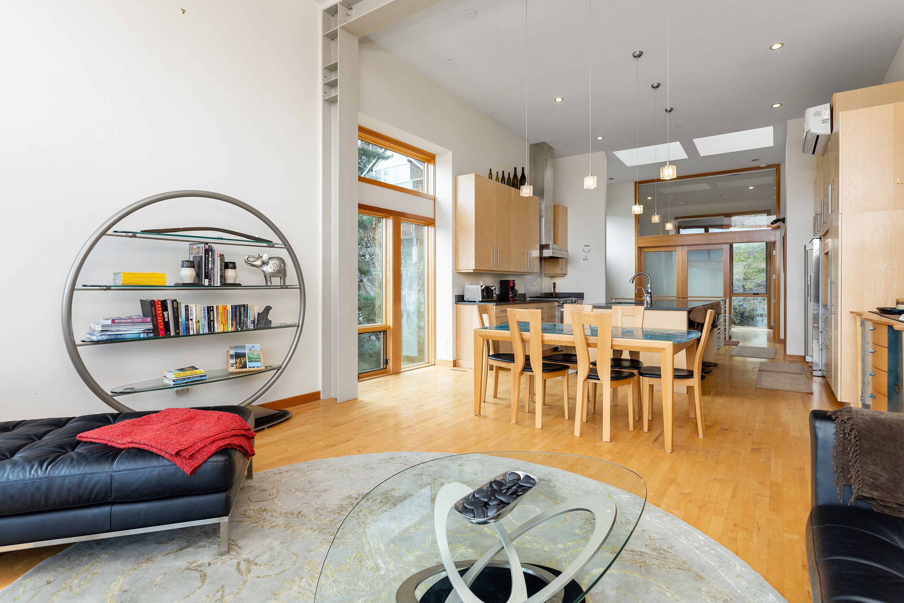 Deluxe 3 Bedroom, w/Columbia River Views in Downtown, sleeps 6, Hot Tub