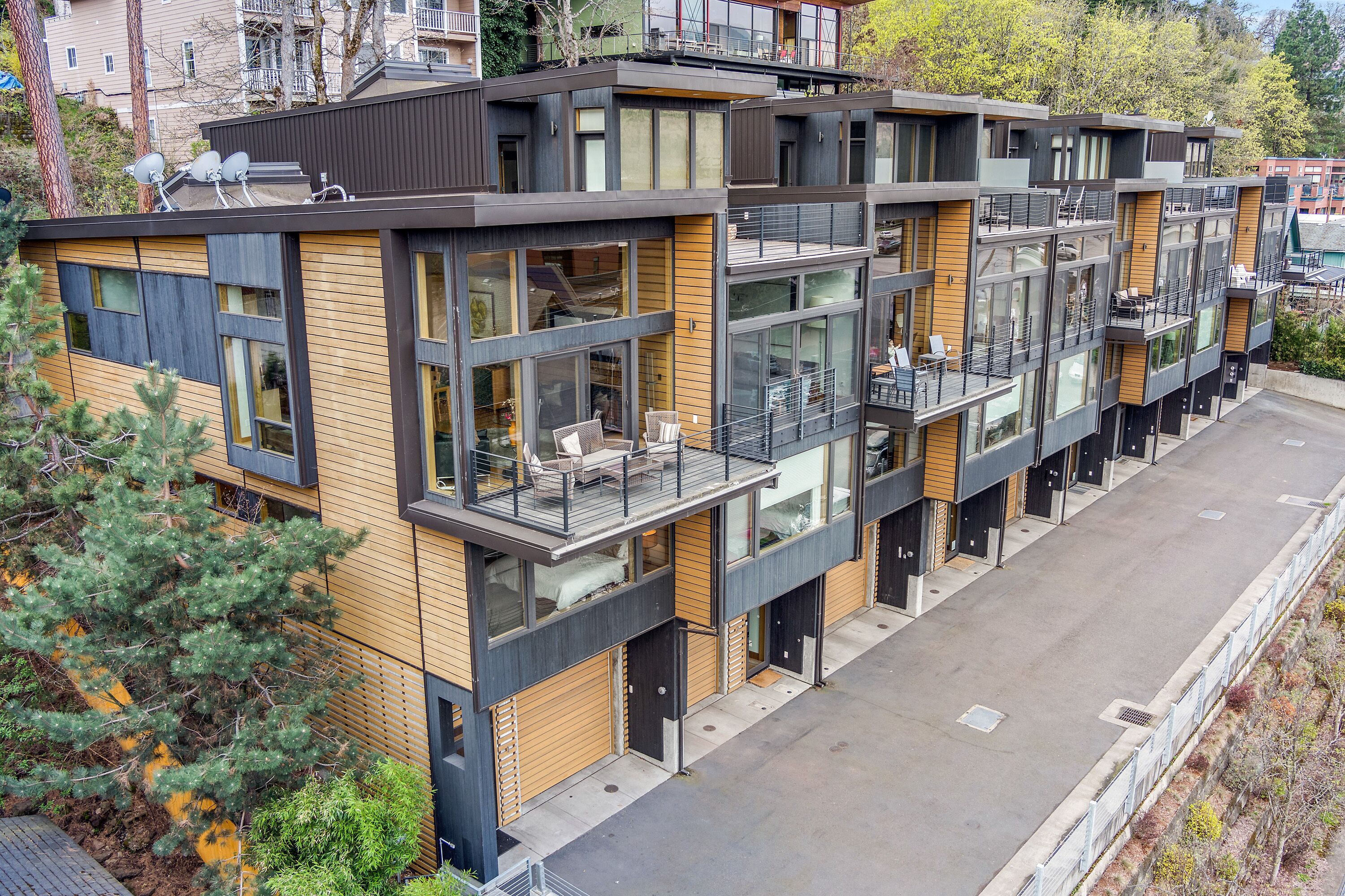 Deluxe 3 Bedroom, w/Columbia River Views in Downtown, sleeps 6, Hot Tub