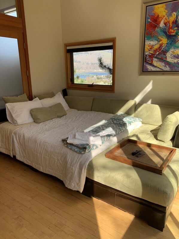 Guest Bedroom 2 - Deluxe modern townhome w/Columbia River Views in Downtown Hood River (Hood River)