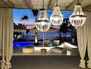 Byblos Aqua, The Amazing Sea Front Villa | Área de sala de estar | Televisión y piso con calefacción 