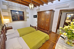 3 chambres, fer et planche à repasser, lit de bébé portatif