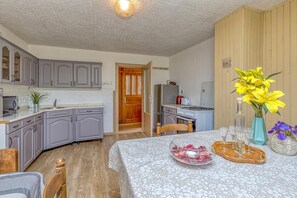 Fridge, microwave, oven, stovetop - Family Friendly Rural Oasis (Duga Resa)