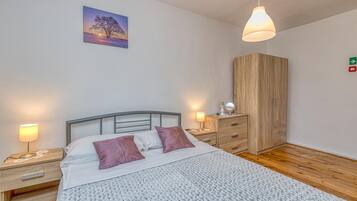 2 bedrooms, iron/ironing board, free WiFi, bed sheets