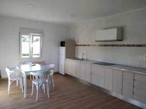 Fridge, microwave, coffee/tea maker, cookware/dishes/utensils - Apartments Alojamientocabarceno (Setien)