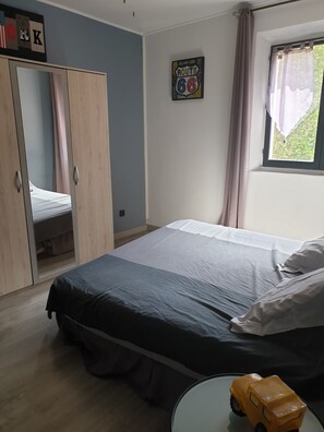 3 chambres, fer et planche à repasser, lit parapluie, Wi-Fi gratuit