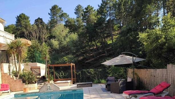 A swimming pool with lounge chairs and a pergola. - Beautiful villa spatieuse quiet residential area (LES ADRETS DE L' ESTEREL)