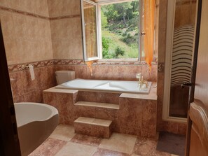 Tina, secadora de cabello, bidet, toallas