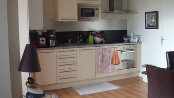 Een koelkast, een microgolfoven, een oven, een kookplaat