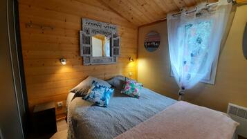 2 bedrooms, iron/ironing board, free WiFi