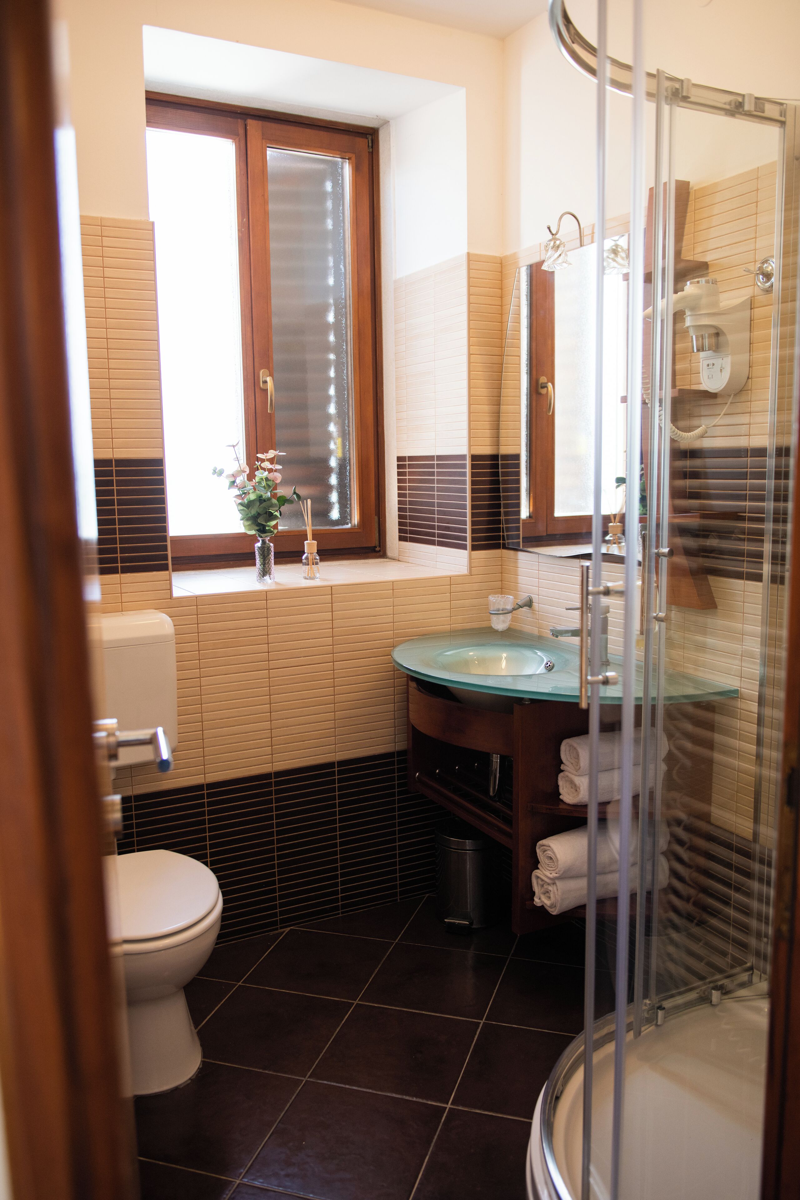 Un baño con inodoro, lavamanos y ducha.