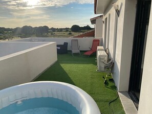 Outdoor spa tub - Villa with swimming pool and jacuzzi Marseillan (Marseillan)