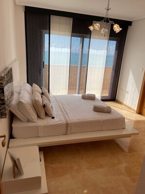 3 slaapkamers, een strijkplank/strijkijzer, gratis wifi, beddengoed