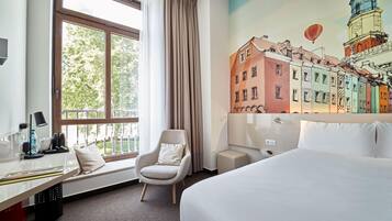 Schreibtisch, laptopgeeigneter Arbeitsplatz, schallisolierte Zimmer