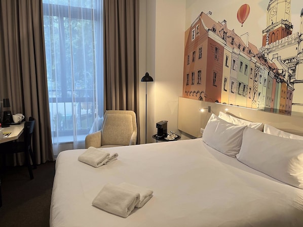 Premium-Doppelzimmer | Schreibtisch, laptopgeeigneter Arbeitsplatz, schallisolierte Zimmer