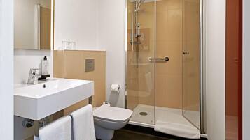 Suihku, hiustenkuivaaja, pyyhkeet, saippua