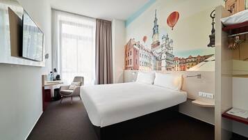 Schreibtisch, laptopgeeigneter Arbeitsplatz, schallisolierte Zimmer