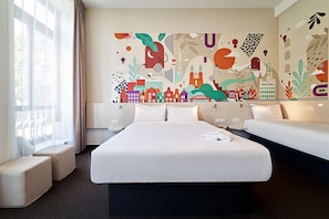 Quarto triplo família, vista para a cidade | 1 quarto, escrivaninha, espaço de trabalho para notebook
