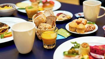 Se ofrece un desayuno bufé todos los días (59 PLN por persona)