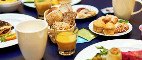 Petit déjeuner buffet (59 PLN par personne)