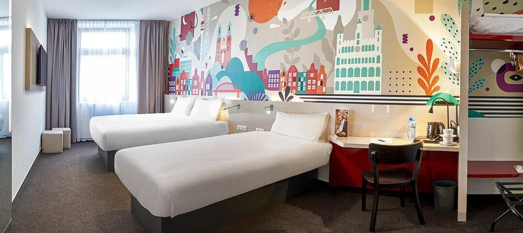 Tremannsrom – familie, byutsikt | Skrivebord, skrivebord for bærbar PC, lydisolert og wi-fi (inkludert)