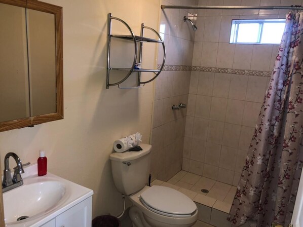 Bathtub - Casa Parra: Cozy 1-bedroom Rental (San Felípe)
