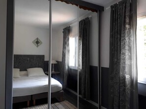 3 habitaciones, tabla de planchar con plancha, wifi y ropa de cama 