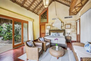 5 bedrooms, desk, iron/ironing board, travel crib - Caleton 16: Golf & ocean view, full staff, pool, Jacuzzi & Eden Roc Beach Club (Punta Cana)