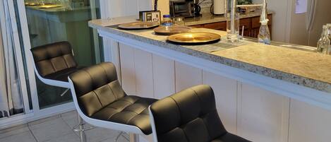 冷蔵庫、オーブン、コンロ、食器洗い機