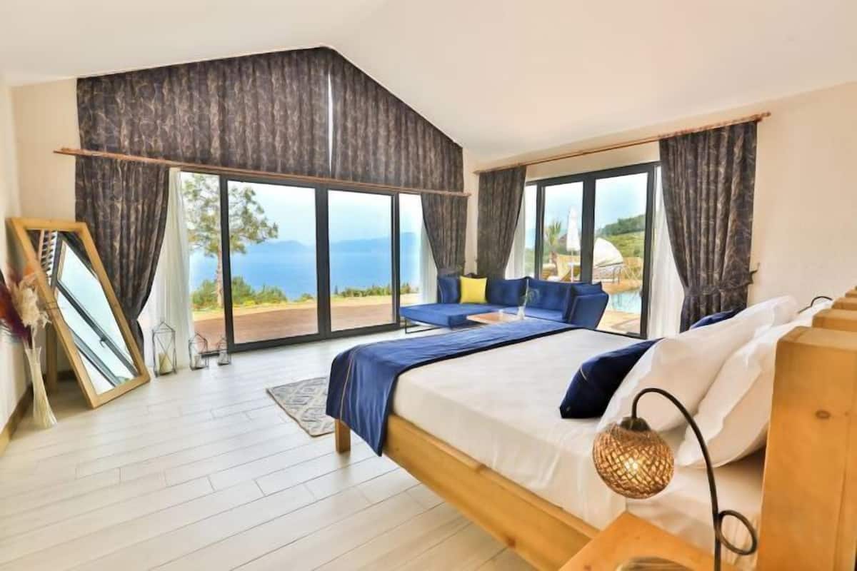 1 bedroom, premium bedding, minibar, in-room safe