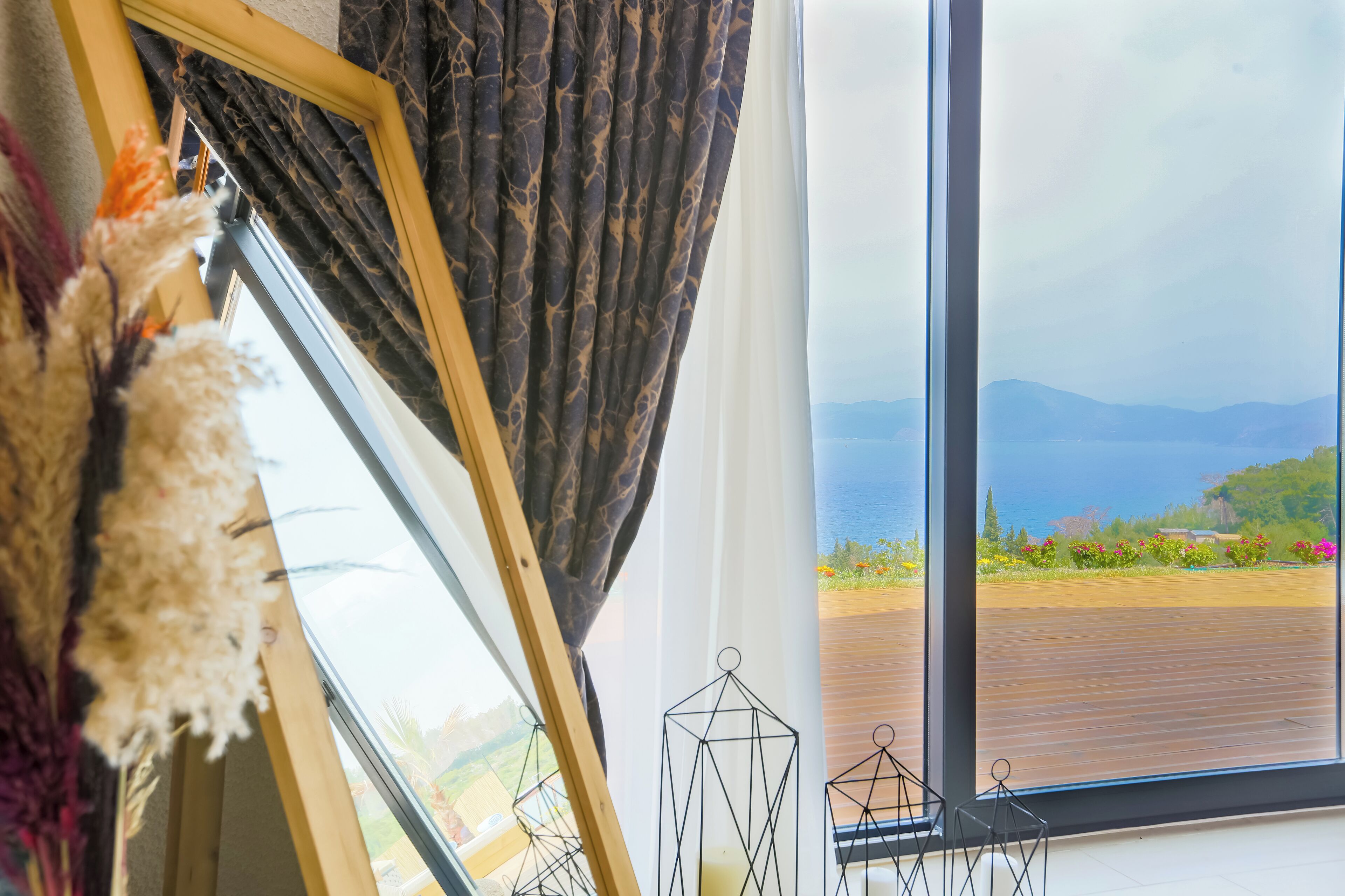 Häämatkahuone | Ylelliset vuodevaatteet, minibaari, tallelokero huoneessa, työpöytä