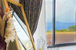 Ropa de cama de alta calidad y minibar 