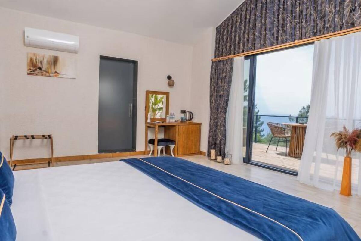 Premium bedding, minibar, in-room safe, desk