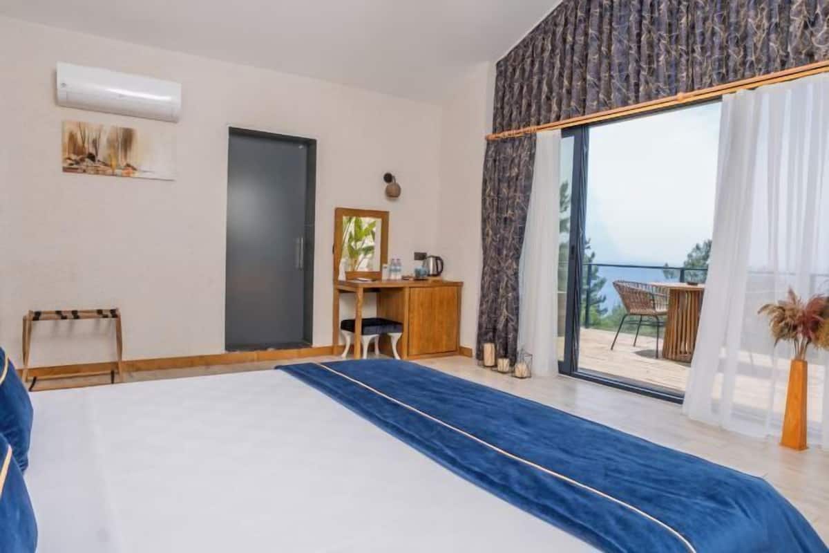 1 bedroom, premium bedding, minibar, in-room safe