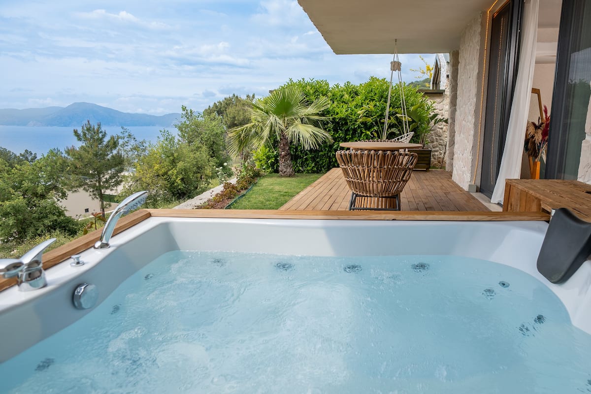 Premium Studio Suite, 1 King Bed, Sea View | Jetted tub