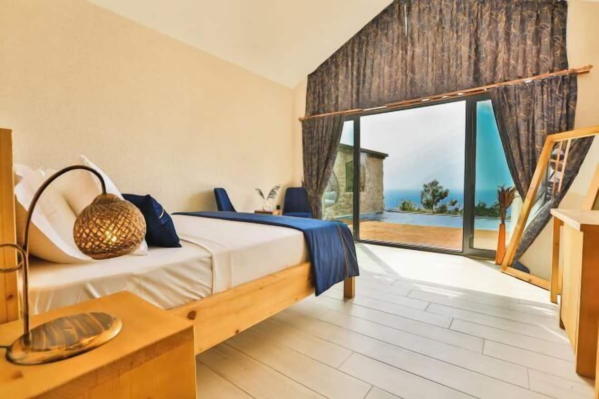 1 bedroom, premium bedding, minibar, in-room safe