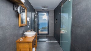 Rom – honeymoon | Bad | Kombinert dusj/badekar, boblebad, regndusjhode og hårføner