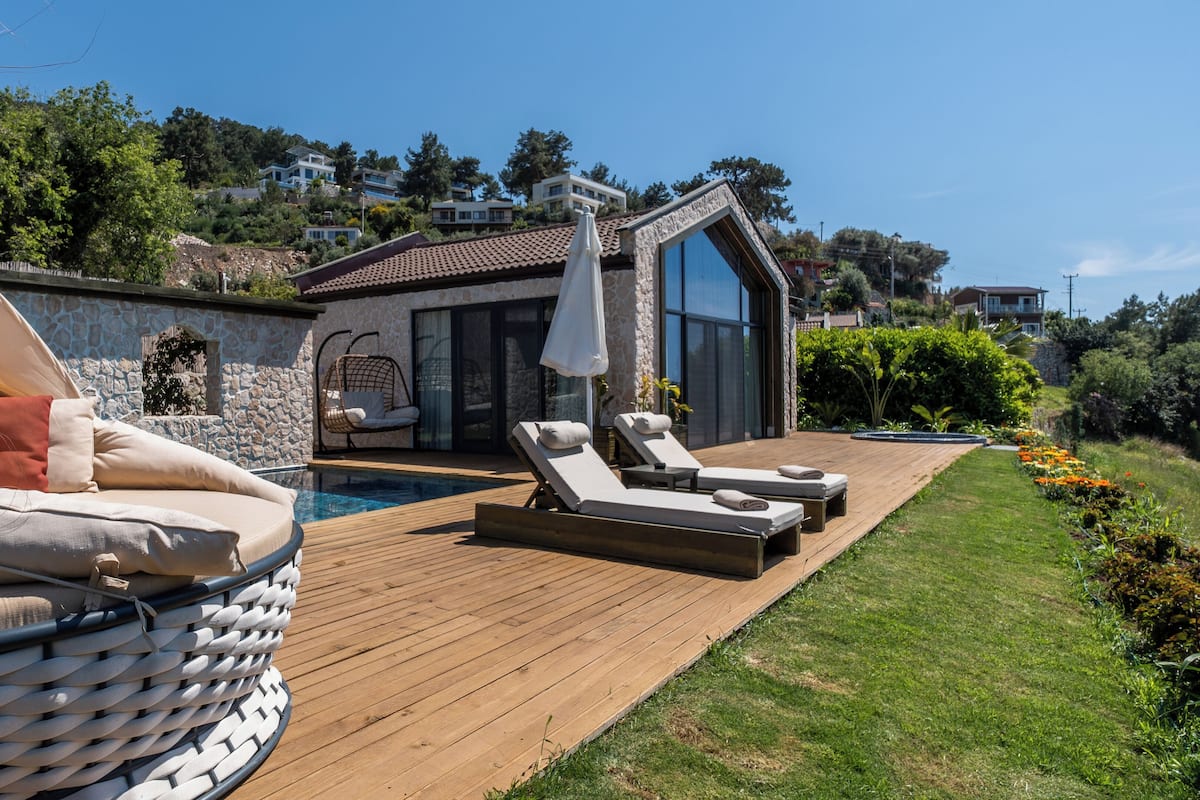 Honeymoon Room | Premium bedding, minibar, in-room safe, desk