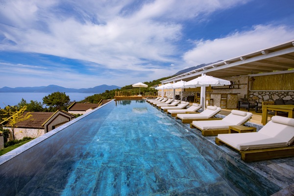 Una piscina al aire libre, tumbonas