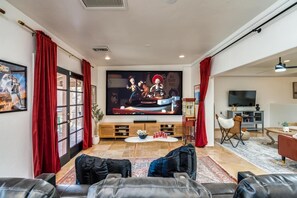 Älytelevisio, takka, videopelejä, työhuone