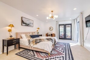 5 bedrooms, desk, travel cot, free WiFi