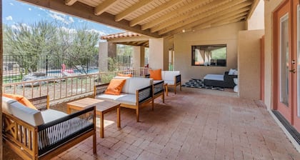 Mega Fun Desert Villa w Pool, Cinema, Arcade, Spa