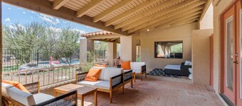 Mega Fun Desert Villa w Pool, Cinema, Arcade, Spa