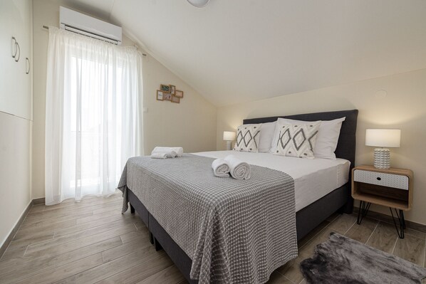 4 bedrooms, iron/ironing board, free WiFi, bed sheets