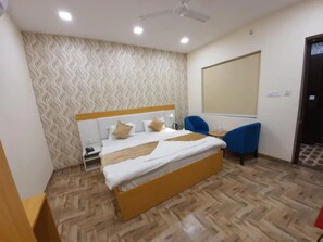Executive Double Room | Free WiFi, bed sheets - Goroomgo Mandakini Royale Kanpur (Kanpur)