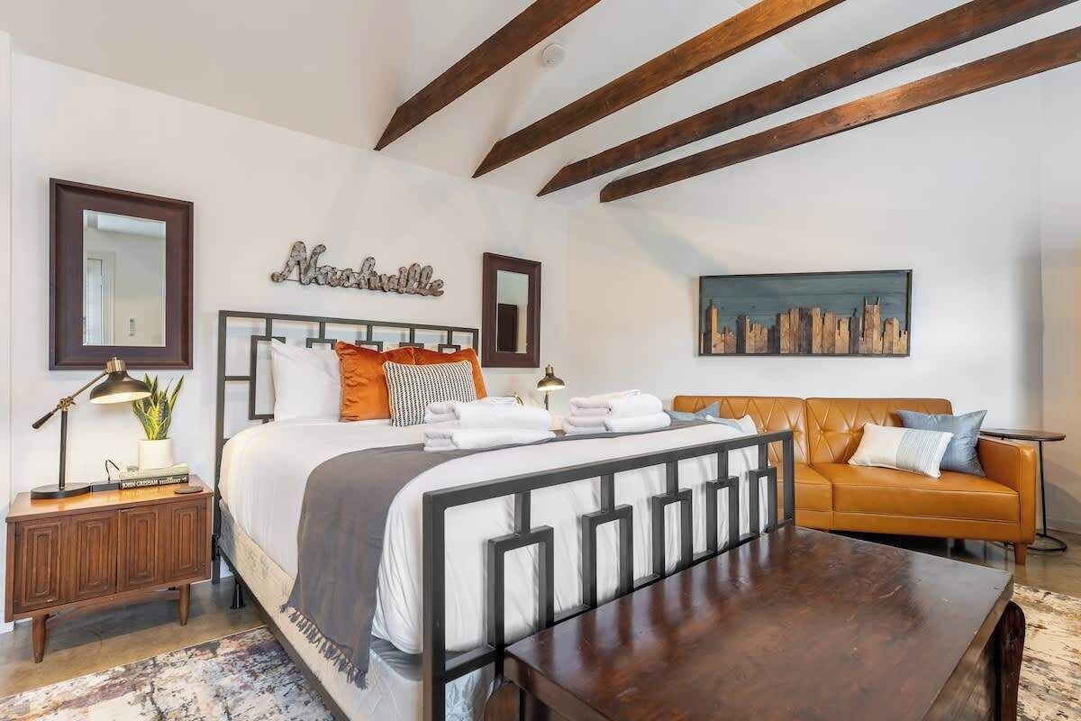 1 slaapkamer, een strijkplank/strijkijzer, gratis wifi, beddengoed