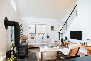 Smart TV, chimenea y estéreo 