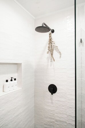 Secador de cabelo, toalhas de banho